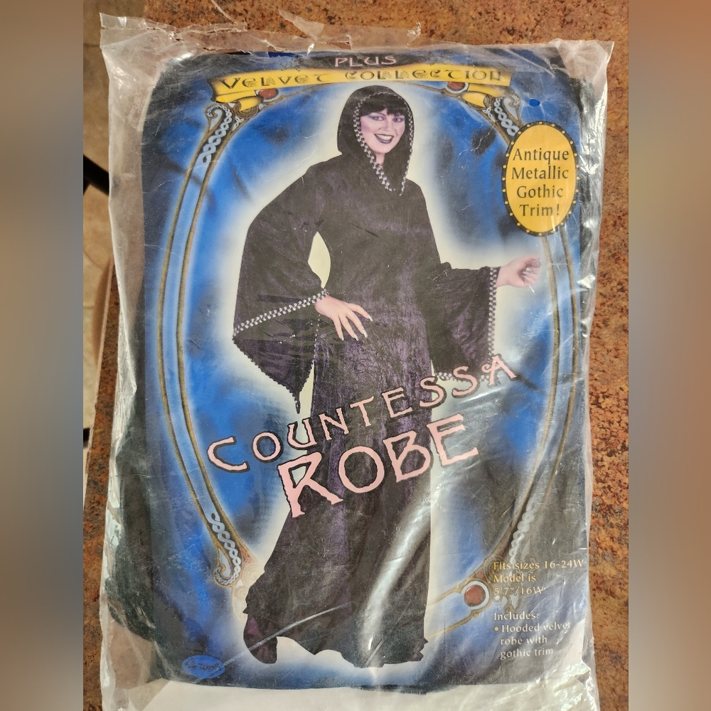 Fun World Countessa Robe Plus Size 16-24W Gothic Vampire Halloween Costume